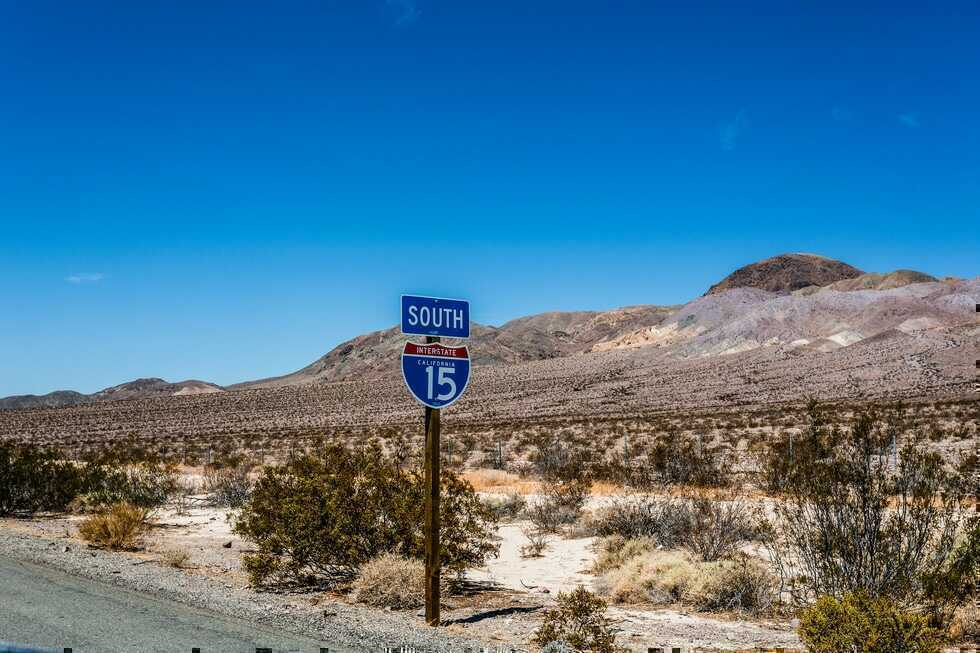 15 freeway south sign